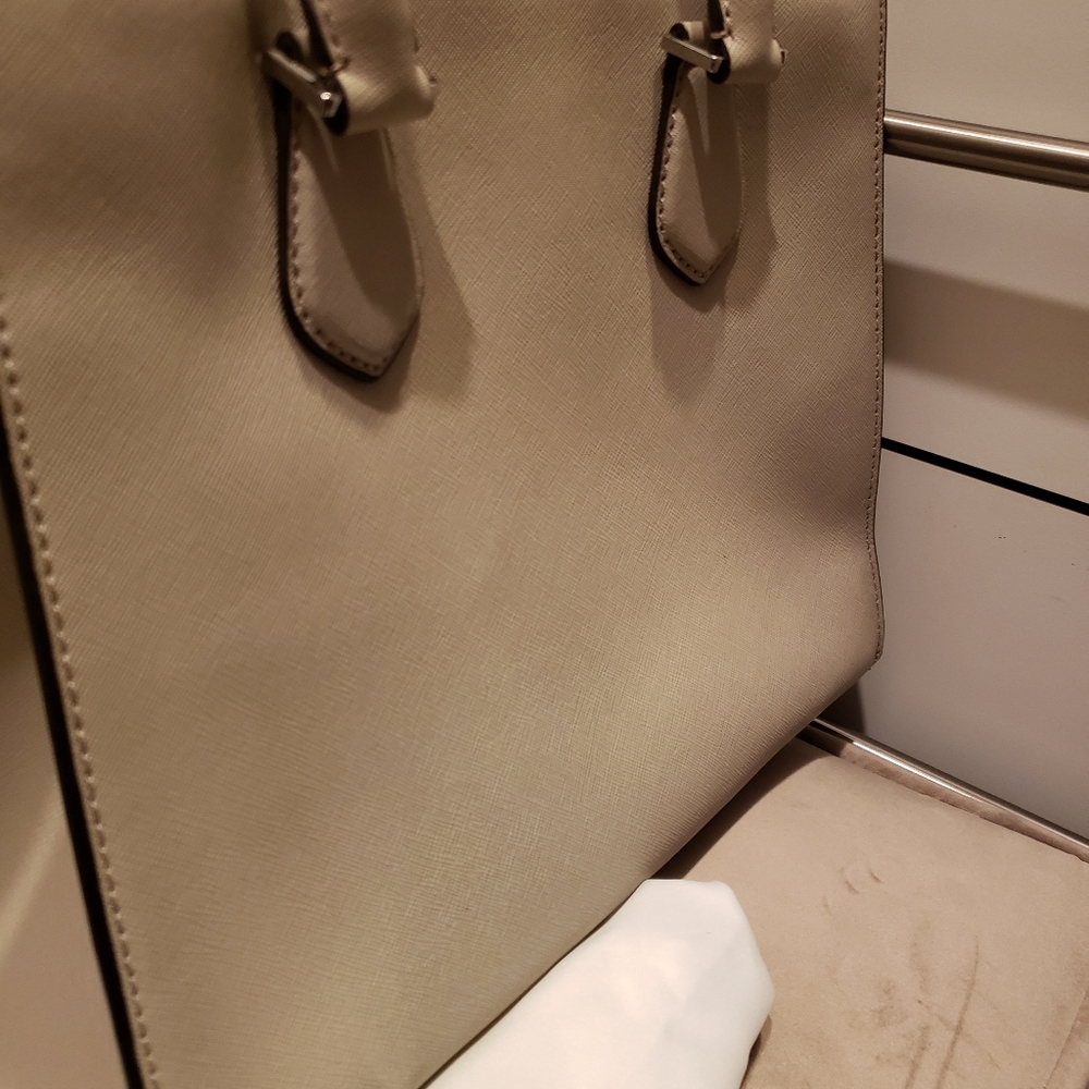 100% - Authentic Beautiful Michael Kors bag - Picture 5 of 9